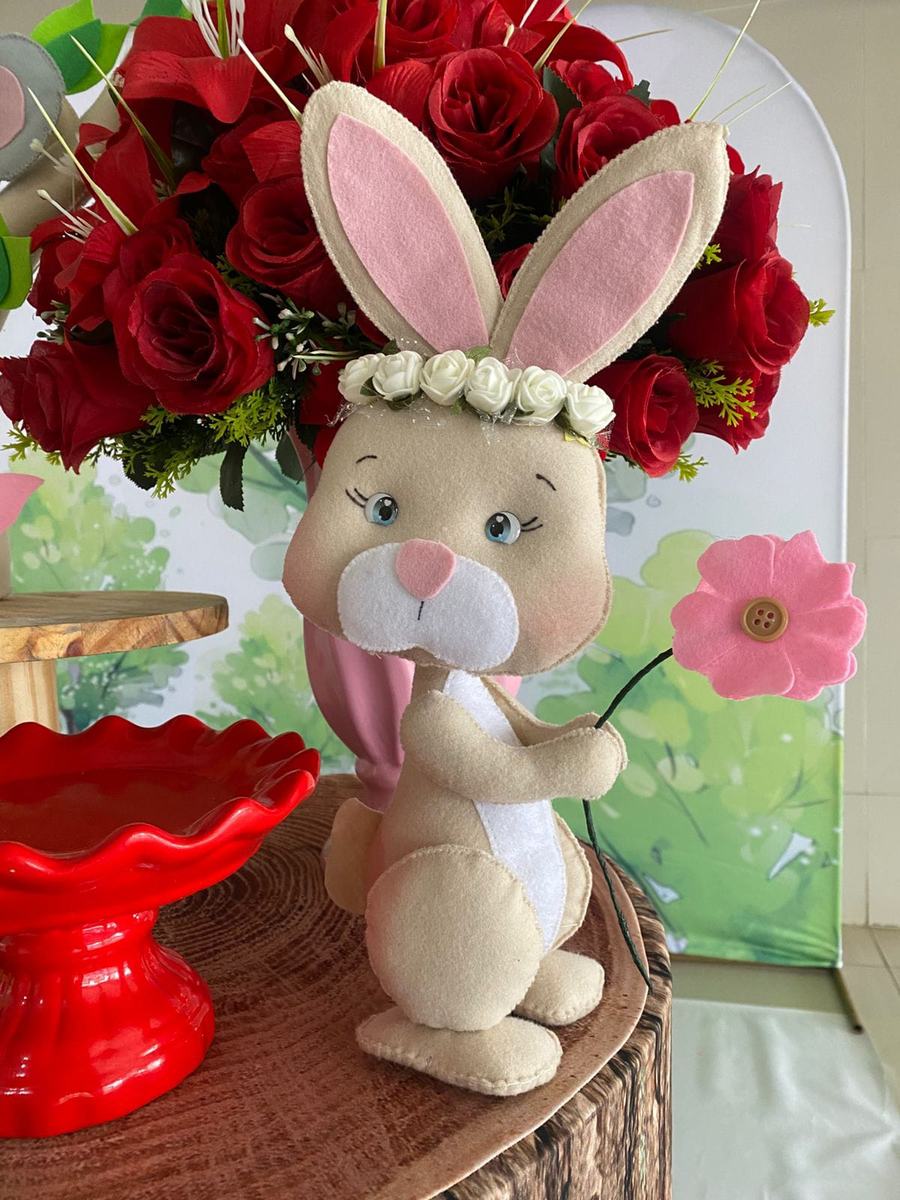 Coelha com coroa de flores em feltro