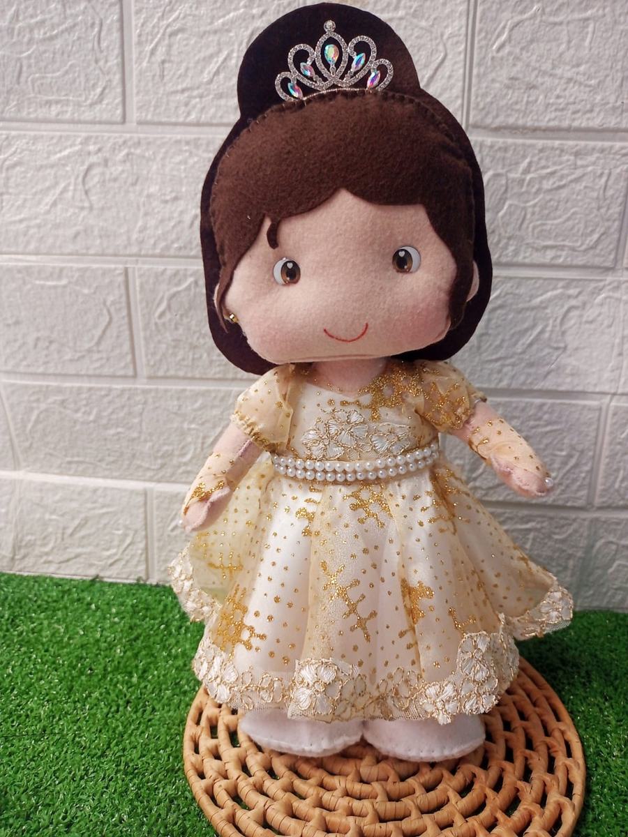 Princesa com vestido dourado em feltro