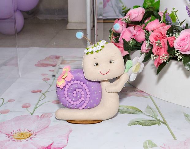 Caracol com flor em feltro