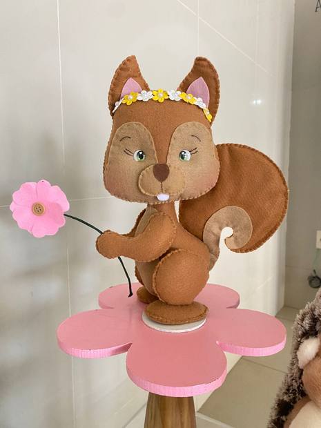 Esquilo com flor em feltro