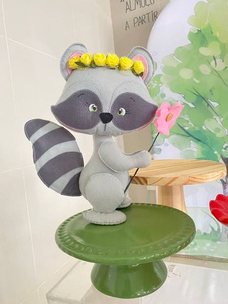 Guaxinim com flor em feltro