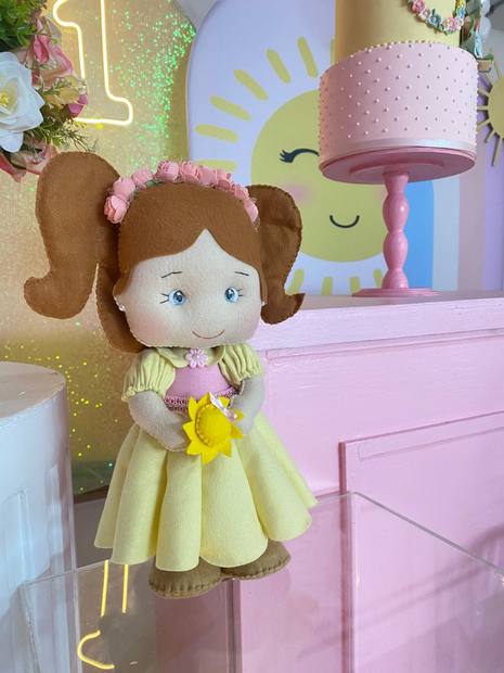 Boneca girassol em feltro