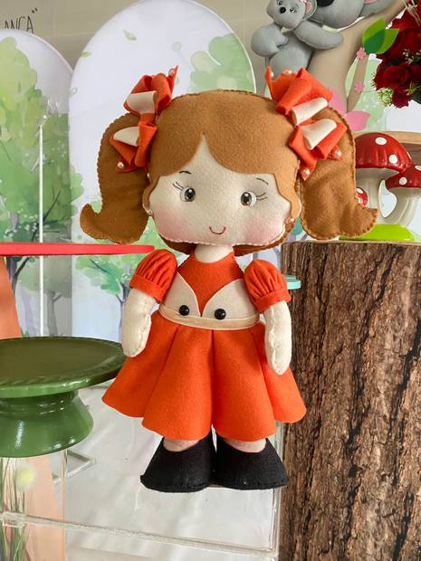 Boneca com fantasia de raposa em feltro