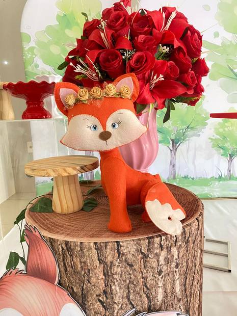 Raposa com coroa de flores em feltro