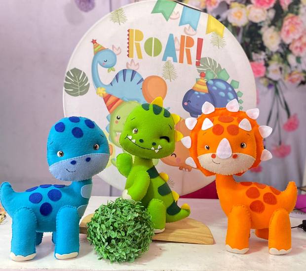 Trio de dinossauros em feltro